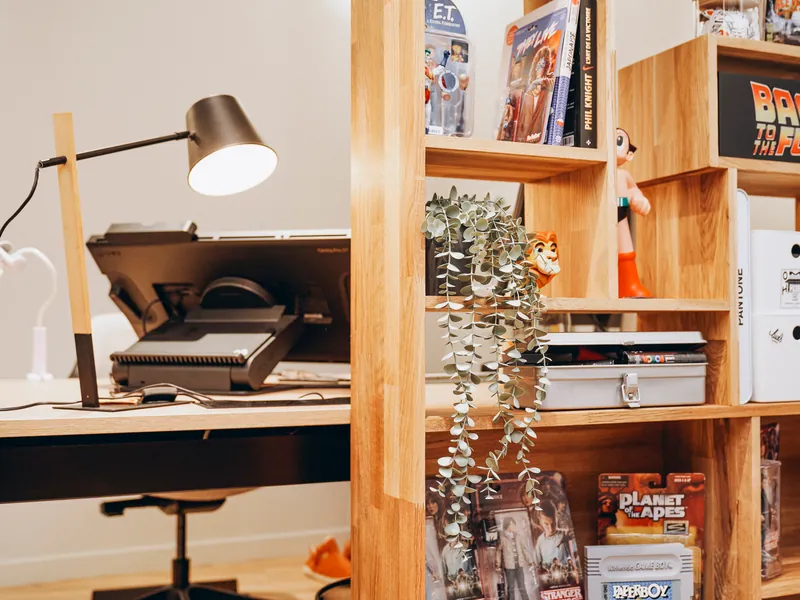 Un poste de travail du studio, à côté de la bibliothèque
