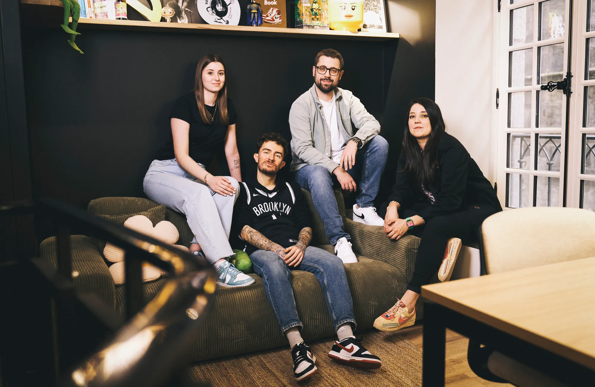 L’équipe Luds Studio réunie dans le coin canapé du studio, à Clermont-Ferrand