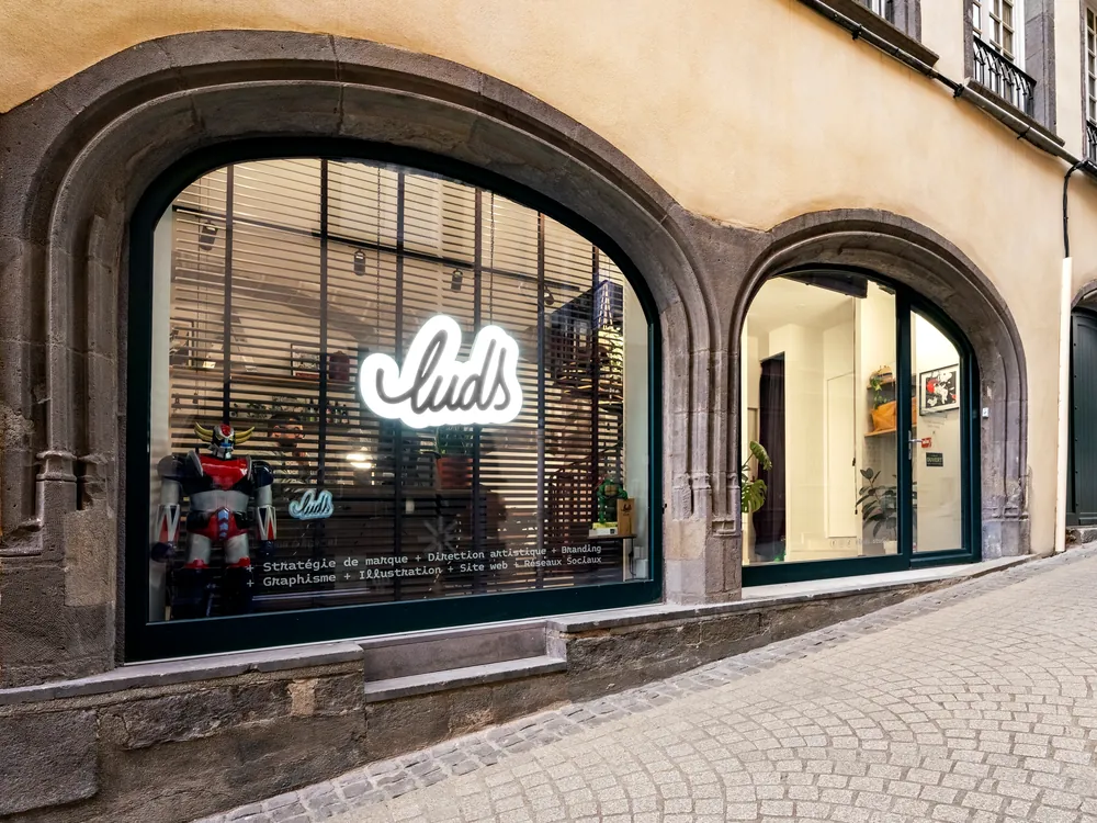 Le studio Luds, dans une rue pavée du centre de Clermont-Ferrand