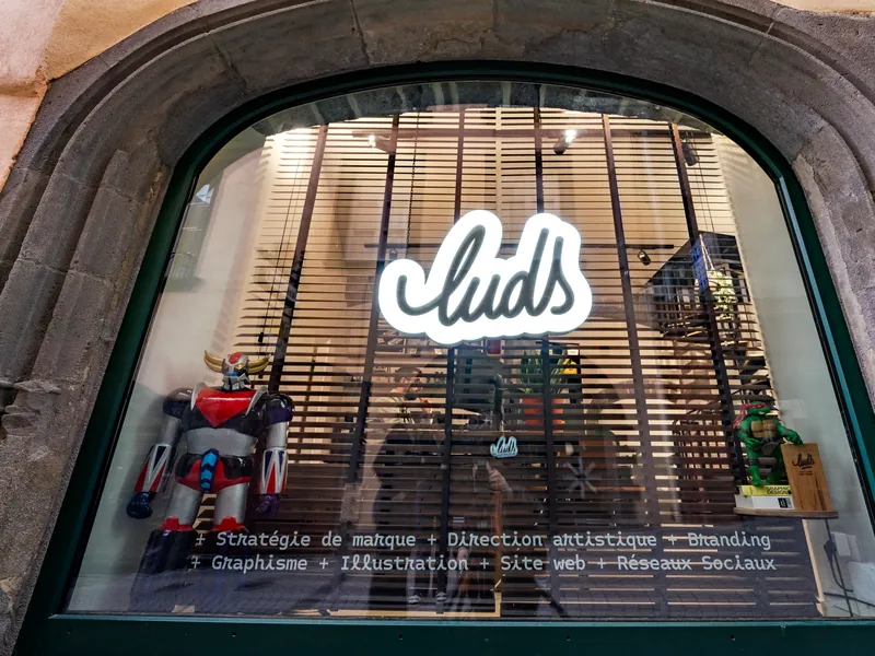 La vitrine du studio : le néon Luds et Goldorak, qui monte la garde